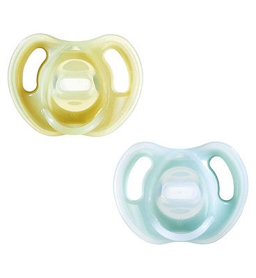 Tommee Tippee Ultra-Light Silicone Soother, Symmetrical Orthodontic Design, BPA-Free, Inc Steriliser
