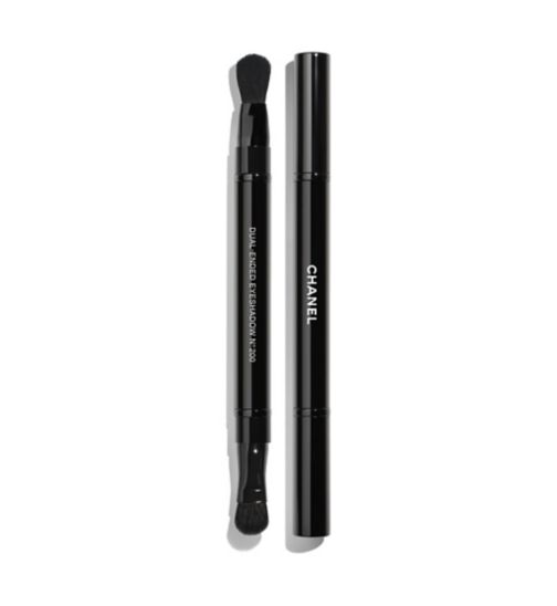 CHANEL PINCEAU DUO PAUPIÈRES RÉTRACTABLE N°200 DUAL-ENDED EYESHADOW BRUSH: APPLIES AND BLENDS
