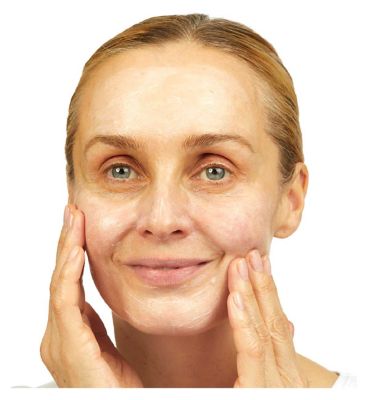 No7 Lift & Luminate Dual Action Cleansing Exfoliator 100ml (5)