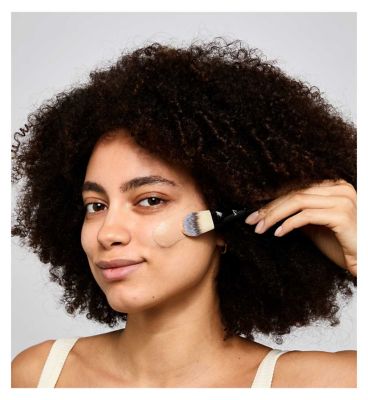 No7 Radiance+ Brightening Foundation 30ml (4)